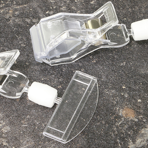 legatoria Doppia molletta GRANDE-Portacartellino altezza 98mm TRASPARENTE in policarbonato. Composta da 2 mollette, 1 GRANDE (58x25mm) e 1 PORTACARTELLINO (50x15mm) collegate da giunto a sfera. Altezza totale 98mm.