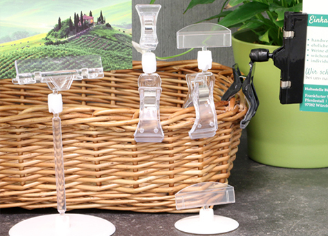 legatoria Doppia molletta GRANDE-Portacartellino altezza 98mm TRASPARENTE in policarbonato. Composta da 2 mollette, 1 GRANDE (58x25mm) e 1 PORTACARTELLINO (50x15mm) collegate da giunto a sfera. Altezza totale 98mm.