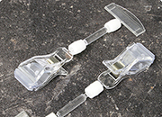 legatoria Doppia molletta GRANDE-Portacartellino altezza 150mm TRASPARENTE in policarbonato. Composta da 2 mollette, 1 GRANDE (58x25mm) e 1 PORTACARTELLINO (50x15mm) collegate da DOPPIO giunto a sfera e gabetto da 38mm. Altezza totale 150mm LEG3615