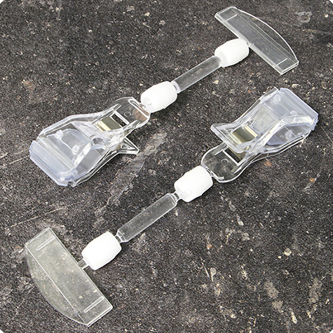 legatoria Doppia molletta GRANDE-Portacartellino altezza 150mm TRASPARENTE in policarbonato. Composta da 2 mollette, 1 GRANDE (58x25mm) e 1 PORTACARTELLINO (50x15mm) collegate da DOPPIO giunto a sfera e gabetto da 38mm. Altezza totale 150mm.