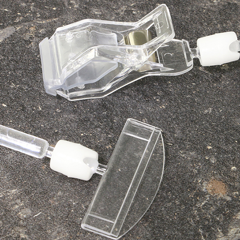 legatoria Doppia molletta GRANDE-Portacartellino altezza 150mm TRASPARENTE in policarbonato. Composta da 2 mollette, 1 GRANDE (58x25mm) e 1 PORTACARTELLINO (50x15mm) collegate da DOPPIO giunto a sfera e gabetto da 38mm. Altezza totale 150mm.