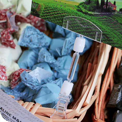 legatoria Doppia molletta GRANDE-Portacartellino altezza 150mm TRASPARENTE in policarbonato. Composta da 2 mollette, 1 GRANDE (58x25mm) e 1 PORTACARTELLINO (50x15mm) collegate da DOPPIO giunto a sfera e gabetto da 38mm. Altezza totale 150mm.