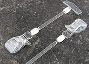 legatoria Doppia molletta GRANDE/Portacartellino altezza 200mm TRASPARENTE in policarbonato. Composta da 2 mollette, 1 GRANDE (58x25mm) e 1 PORTACARTELLINO (50x15mm) collegate da DOPPIO giunto a sfera e gambetto da 90mm. Altezza totale 200mm.