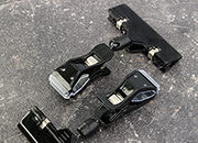 legatoria Doppia molletta GRANDE-PortacartellinoGRANDE altezza 110mm NERO  in policarbonato. Composta da 2 mollette, 1 GRANDE (58x25mm) e 1 PORTACARTELLINO (80x15mm) collegate da  giunto a sfera. Altezza totale 110mm LEG3617