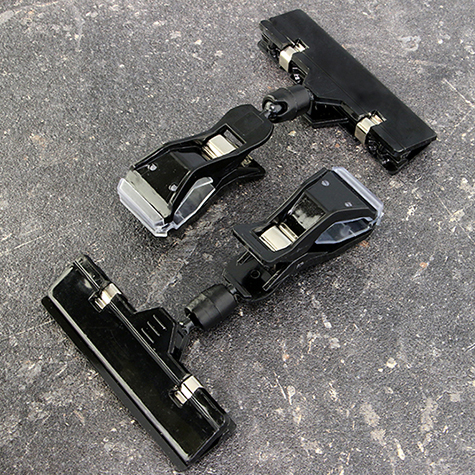 legatoria Doppia molletta GRANDE-PortacartellinoGRANDE altezza 110mm NERO  in policarbonato. Composta da 2 mollette, 1 GRANDE (58x25mm) e 1 PORTACARTELLINO (80x15mm) collegate da  giunto a sfera. Altezza totale 110mm.