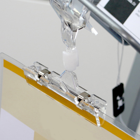 legatoria Doppia molletta GRANDE-PortacartellinoGRANDE altezza 110mm NERO  in policarbonato. Composta da 2 mollette, 1 GRANDE (58x25mm) e 1 PORTACARTELLINO (80x15mm) collegate da  giunto a sfera. Altezza totale 110mm.