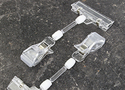 legatoria Doppia molletta GRANDE/PortacartellinoGRANDE altezza 160mm TRASPARENTE in policarbonato. Composta da 2 mollette, 1 GRANDE (58x25mm) e 1 PORTACARTELLINOgrande (80x15mm) collegate da DOPPIO giunto a sfera e gambetto da 38mmc . Altezza totale 160mm.