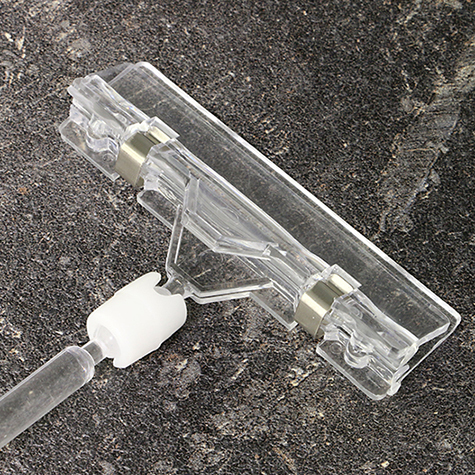 legatoria Doppia molletta GRANDE-PortacartellinoGRANDE altezza 160mm TRASPARENTE in policarbonato. Composta da 2 mollette, 1 GRANDE (58x25mm) e 1 PORTACARTELLINOgrande (80x15mm) collegate da DOPPIO giunto a sfera e gambetto da 38mmc . Altezza totale 160mm.