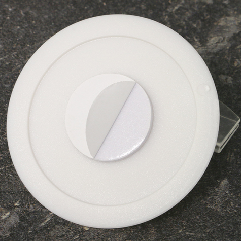 legatoria Porta cartellino con clip 55x50mm TRASPARENTE. Con base cilindrica  AUTOADESIVA di 55mm e clip di ancoraggio snodabile. Altezza 50mm.