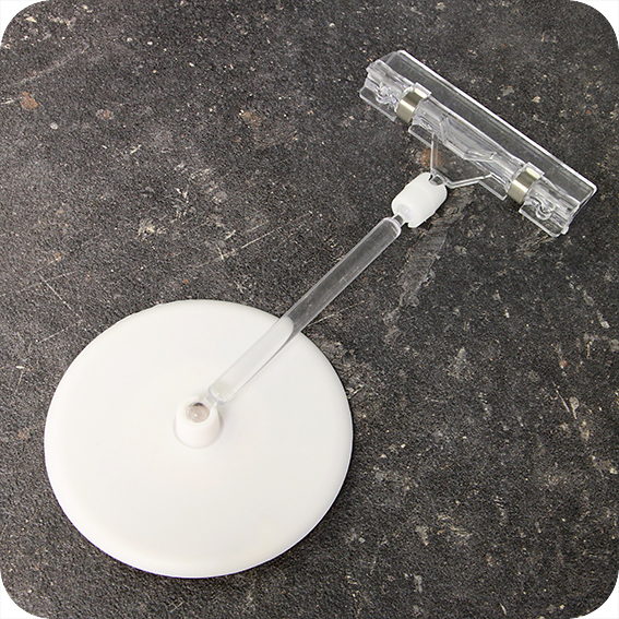 legatoria Porta cartellino con clip 90x150mm TRASPARENTE. Con base cilindrica  AUTOADESIVA di 90mm e clip di ancoraggio snodabile. Altezza 150mm.