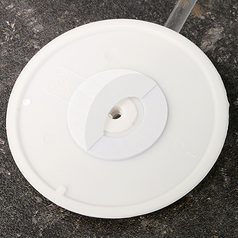 legatoria Porta cartellino con clip 90x150mm TRASPARENTE. Con base cilindrica  AUTOADESIVA di 90mm e clip di ancoraggio snodabile. Altezza 150mm.