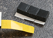 legatoria Cuscinetto distanziatore adesivo pretagliato 10x10x6mm NERO. In schiuma di polietilene, densit 67kgxm3. Adesivo acrilico permanente su entrambi i lati. .
