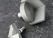 legatoria Punzone per applicare angolini metallici  Adatto per angolini metallici con lato da 22mm a 32mm. Composto da punzone superiore e punzone inferiore. Il punzone superiore ha una filettatura M6, quello inferiore  a sezione cilindrica, diametro 12,2mm LEG3685