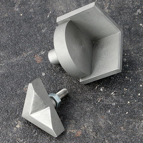 legatoria Punzone per applicare angolini metallici  Adatto per angolini metallici con lato da 22mm a 32mm. Composto da punzone superiore e punzone inferiore. Il punzone superiore ha una filettatura M6, quello inferiore  a sezione cilindrica, diametro 12,2mm.