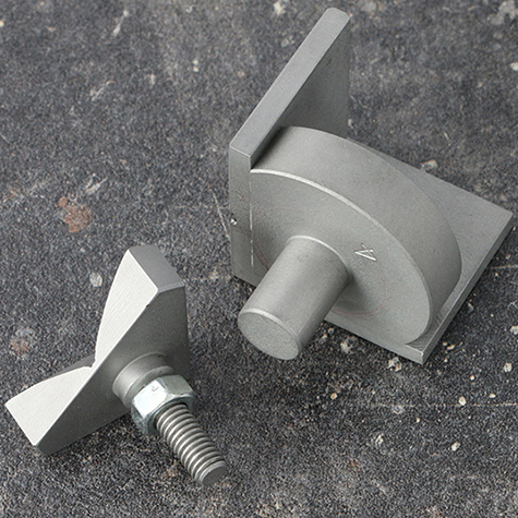 legatoria Punzone per applicare angolini metallici  Adatto per angolini metallici con lato da 22mm a 32mm. Composto da punzone superiore e punzone inferiore. Il punzone superiore ha una filettatura M6, quello inferiore  a sezione cilindrica, diametro 12,2mm.