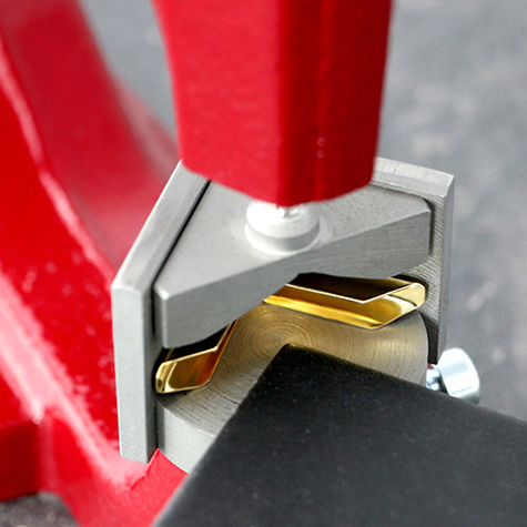 legatoria Punzone per applicare angolini metallici  Adatto per angolini metallici con lato da 22mm a 32mm. Composto da punzone superiore e punzone inferiore. Il punzone superiore ha una filettatura M6, quello inferiore  a sezione cilindrica, diametro 12,2mm.