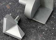 legatoria Punzone per applicare angolini metallici  Adatto per angolini metallici con lato fino a 20mm. Composto da punzone superiore e punzone inferiore. Il punzone superiore ha una filettatura M6, quello inferiore  a sezione cilindrica, diametro 12,2mm.