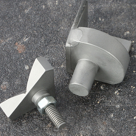 legatoria Punzone per applicare angolini metallici  Adatto per angolini metallici con lato fino a 20mm. Composto da punzone superiore e punzone inferiore. Il punzone superiore ha una filettatura M6, quello inferiore  a sezione cilindrica, diametro 12,2mm.