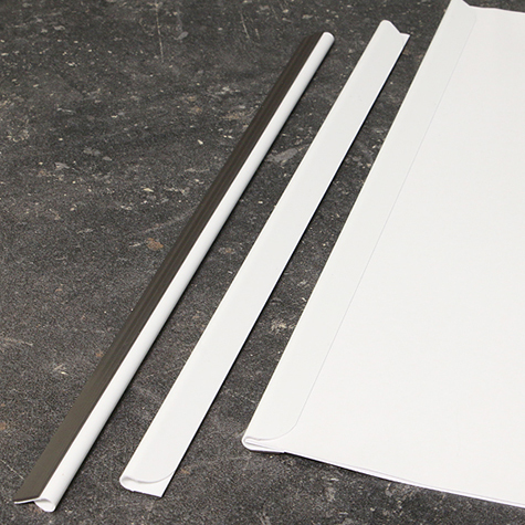 legatoria Dorsetto, dorsino rilegafogli magnetico 21cm BIANCO, magnetizzato sul retro per fissaggio su superfici in ferro. Lunghezza 21cm (per formato A5), profondit� di legatura 15mm. Rilega 30-40 fogli da 80 gr x mq. In PVC rigido. Angoli arrotondati sul lato anteriore.