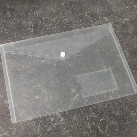 legatoria Busta bottone, A4, card-pocket TRASPARENTE, in polipropilene da 180 micron, aperta sul lato lungo, formato A4 (210x297mm). Con patella di chiusura a bottone e tasca porta biglietto da visita..
