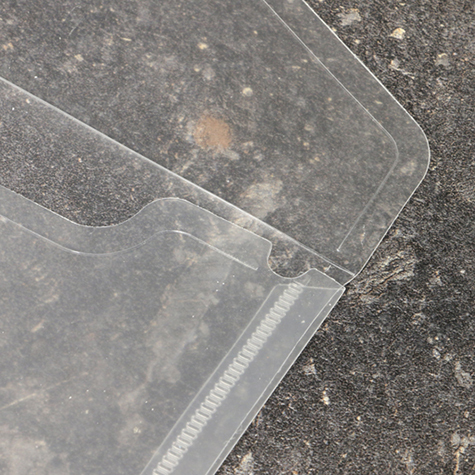 legatoria Busta bottone, A4, card-pocket TRASPARENTE, in polipropilene da 180 micron, aperta sul lato lungo, formato A4 (210x297mm). Con patella di chiusura a bottone e tasca porta biglietto da visita..