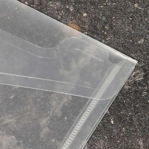 legatoria Busta bottone, A4, card-pocket TRASPARENTE, in polipropilene da 180 micron, aperta sul lato lungo, formato A4 (210x297mm). Con patella di chiusura a bottone e tasca porta biglietto da visita..