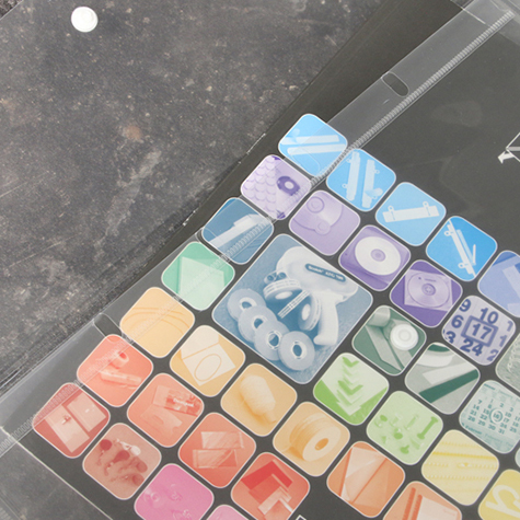 legatoria Busta bottone, A4, con soffietto TRASPARENTE, in polipropilene da 180 micron, aperta sul lato lungo, formato A4 (210x297mm). Con patella di chiusura a bottone e soffietto per una capienza fino a 300 fogli..