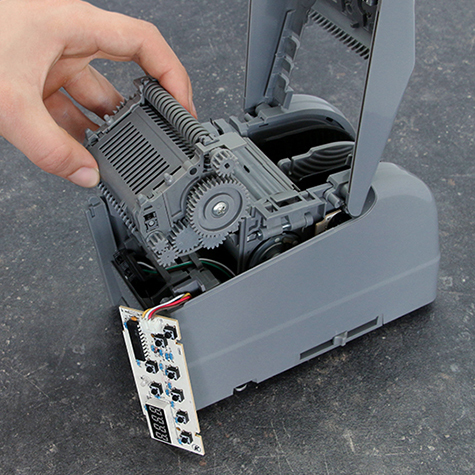 legatoria Dispenser elettronico, nastri adesivi A1200 Programmabile. Display digitale.  Monta 2 rotoli di nastro contemporaneamente. Utilizzabile per nastri mono e bi-adesivi larghi da 6 a 60mm. Lunghezze programmabili da 5 a 999mm.