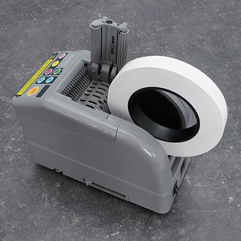 legatoria Dispenser elettronico, nastri adesivi A1200 Programmabile. Display digitale.  Monta 2 rotoli di nastro contemporaneamente. Utilizzabile per nastri mono e bi-adesivi larghi da 6 a 60mm. Lunghezze programmabili da 5 a 999mm.