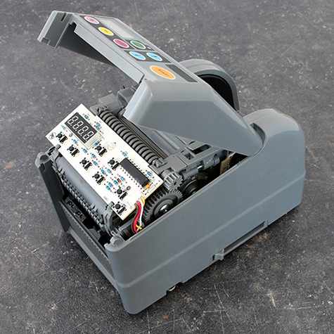 legatoria Dispenser elettronico, nastri adesivi A1200 Programmabile. Display digitale.  Monta 2 rotoli di nastro contemporaneamente. Utilizzabile per nastri mono e bi-adesivi larghi da 6 a 60mm. Lunghezze programmabili da 5 a 999mm.