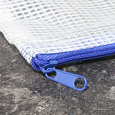 legatoria Busta A5, rinforzata con cursore TRASPARENTE, 230x170mm, in polietilene da 220 micron, rinforzata con fibre di Nylon, aperti sul lato lungo, con cerniera BLU per chiusura .