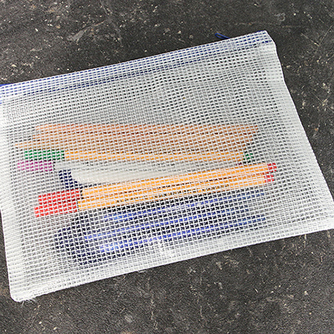 legatoria Busta A5, rinforzata con cursore TRASPARENTE, 230x170mm, in polietilene da 220 micron, rinforzata con fibre di Nylon, aperti sul lato lungo, con cerniera BLU per chiusura .