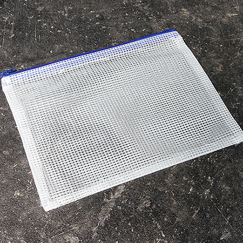 legatoria Busta A4, rinforzata con cursore TRASPARENTE, 320x230mm, in polietilene da 220 micron, rinforzata con fibre di Nylon, aperti sul lato lungo, con cerniera BLU per chiusura .