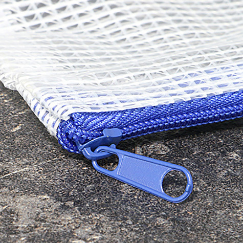 legatoria Busta A4, rinforzata con cursore TRASPARENTE, 320x230mm, in polietilene da 220 micron, rinforzata con fibre di Nylon, aperti sul lato lungo, con cerniera BLU per chiusura .