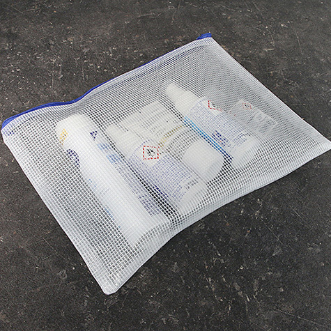 legatoria Busta A4, rinforzata con cursore TRASPARENTE, 320x230mm, in polietilene da 220 micron, rinforzata con fibre di Nylon, aperti sul lato lungo, con cerniera BLU per chiusura .