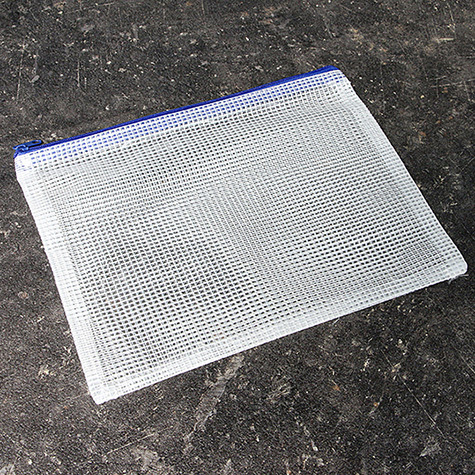 legatoria Busta B4, rinforzata con cerniera TRASPARENTE, 375x270mm, n polietilene da 220 micron, rinforzata con fibre di Nylon, aperti sul lato lungo, con cerniera BLU per chiusura .