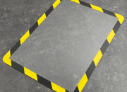 legatoria Cornice per segnalazioni antinfortunistiche, A4 NERO-GIALLO. MAGNETICA. Il foglio protettivo trasparente antiriflesso  adeso con nastro magnetico di larghezza 7 mm. Per fogli di dimensione A4 (210x297mm). Dimensioni esterne: 230x318mm. Area visibile: 200x288. Altezza profilo: 25mm. LEG3720