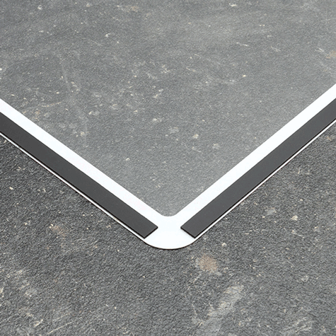 legatoria Cornice per segnalazioni antinfortunistiche, A4 BIANCO-ROSSO. MAGNETICA. Il foglio protettivo trasparente antiriflesso  adeso con nastro magnetico di larghezza 7 mm. Per fogli di dimensione A4 (210x297mm). Dimensioni esterne: 230x318mm. Area visibile: 200x288. Altezza profilo: 25mm..