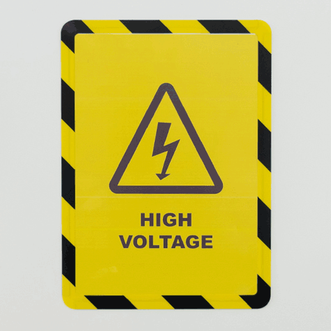 legatoria Cornice per segnalazioni antinfortunistiche, A4 NERO-GIALLO. MAGNETICA. Il foglio protettivo trasparente antiriflesso  adeso con nastro magnetico di larghezza 7 mm. Per fogli di dimensione A4 (210x297mm). Dimensioni esterne: 230x318mm. Area visibile: 200x288. Altezza profilo: 25mm..