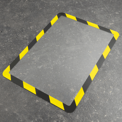 legatoria Cornice per segnalazioni antinfortunistiche, A4 NERO-GIALLO. MAGNETICA. Il foglio protettivo trasparente antiriflesso  adeso con nastro magnetico di larghezza 7 mm. Per fogli di dimensione A4 (210x297mm). Dimensioni esterne: 230x318mm. Area visibile: 200x288. Altezza profilo: 25mm..
