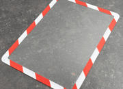 legatoria Cornice per segnalazioni antinfortunistiche, A4 BIANCO-ROSSO. MAGNETICA. Il foglio protettivo trasparente antiriflesso  adeso con nastro magnetico di larghezza 7 mm. Per fogli di dimensione A4 (210x297mm). Dimensioni esterne: 230x318mm. Area visibile: 200x288. Altezza profilo: 25mm..