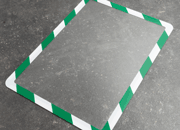 legatoria Cornice per segnalazioni antinfortunistiche, A4 BIANCO-VERDE. MAGNETICA. Il foglio protettivo trasparente antiriflesso  adeso con nastro magnetico di larghezza 7 mm. Per fogli di dimensione A4 (210x297mm). Dimensioni esterne: 230x318mm. Area visibile: 200x288. Altezza profilo: 25mm. LEG3722