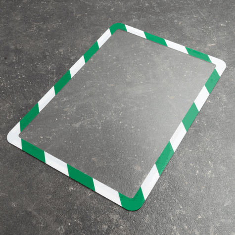 legatoria Cornice per segnalazioni antinfortunistiche, A4 BIANCO-VERDE. MAGNETICA. Il foglio protettivo trasparente antiriflesso  adeso con nastro magnetico di larghezza 7 mm. Per fogli di dimensione A4 (210x297mm). Dimensioni esterne: 230x318mm. Area visibile: 200x288. Altezza profilo: 25mm..