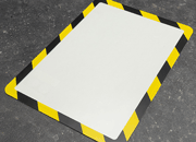 legatoria Cornice per segnalazioni antinfortunistiche, A4 NERO-GIALLO. AUTOADESIVA mediante nastro biadesivo in schiuma di PE, largo: 19mm, spessore: 1mm. Il foglio protettivo trasparente antiriflesso  adeso con nastro magnetico di larghezza 7 mm. Per fogli di dimensione A4 (210x297mm). Dimensioni esterne: 230x318mm. Area visibile: 200x288. Altezza profilo: 25mm..