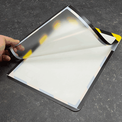 legatoria Cornice per segnalazioni antinfortunistiche, A4 NERO-GIALLO. AUTOADESIVA mediante nastro biadesivo in schiuma di PE, largo: 19mm, spessore: 1mm. Il foglio protettivo trasparente antiriflesso � adeso con nastro magnetico di larghezza 7 mm. Per fogli di dimensione A4 (210x297mm). Dimensioni esterne: 230x318mm. Area visibile: 200x288. Altezza profilo: 25mm..