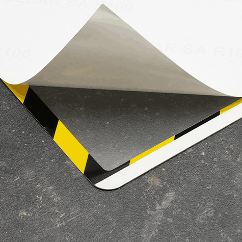 legatoria Cornice per segnalazioni antinfortunistiche, A4 NERO-GIALLO. AUTOADESIVA mediante nastro biadesivo in schiuma di PE, largo: 19mm, spessore: 1mm. Il foglio protettivo trasparente antiriflesso � adeso con nastro magnetico di larghezza 7 mm. Per fogli di dimensione A4 (210x297mm). Dimensioni esterne: 230x318mm. Area visibile: 200x288. Altezza profilo: 25mm..