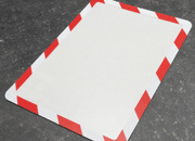 legatoria Cornice per segnalazioni antinfortunistiche, A4 ROSSO-BIANCO. AUTOADESIVA mediante nastro biadesivo in schiuma di PE, largo: 19mm, spessore: 1mm. Il foglio protettivo trasparente antiriflesso  adeso con nastro magnetico di larghezza 7 mm. Per fogli di dimensione A4 (210x297mm). Dimensioni esterne: 230x318mm. Area visibile: 200x288. Altezza profilo: 25mm. LEG3724