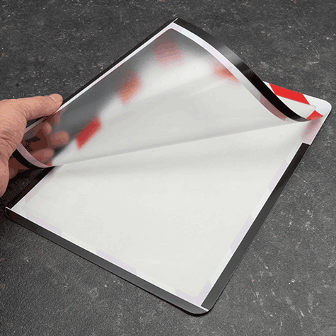 legatoria Cornice per segnalazioni antinfortunistiche, A4 ROSSO-BIANCO. AUTOADESIVA mediante nastro biadesivo in schiuma di PE, largo: 19mm, spessore: 1mm. Il foglio protettivo trasparente antiriflesso  adeso con nastro magnetico di larghezza 7 mm. Per fogli di dimensione A4 (210x297mm). Dimensioni esterne: 230x318mm. Area visibile: 200x288. Altezza profilo: 25mm..