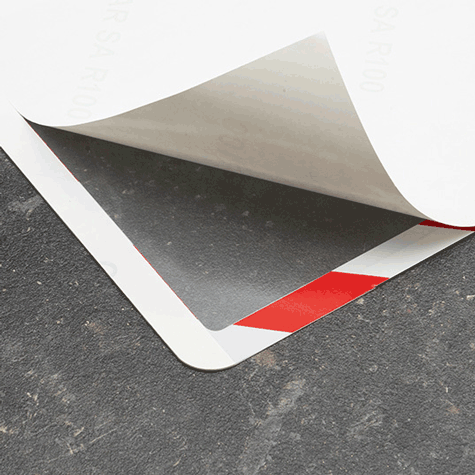 legatoria Cornice per segnalazioni antinfortunistiche, A4 ROSSO-BIANCO. AUTOADESIVA mediante nastro biadesivo in schiuma di PE, largo: 19mm, spessore: 1mm. Il foglio protettivo trasparente antiriflesso  adeso con nastro magnetico di larghezza 7 mm. Per fogli di dimensione A4 (210x297mm). Dimensioni esterne: 230x318mm. Area visibile: 200x288. Altezza profilo: 25mm..