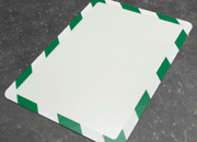 legatoria Cornice per segnalazioni antinfortunistiche, A4 VERDE-BIANCO. AUTOADESIVA mediante nastro biadesivo in schiuma di PE, largo: 19mm, spessore: 1mm. Il foglio protettivo trasparente antiriflesso  adeso con nastro magnetico di larghezza 7 mm. Per fogli di dimensione A4 (210x297mm). Dimensioni esterne: 230x318mm. Area visibile: 200x288. Altezza profilo: 25mm..
